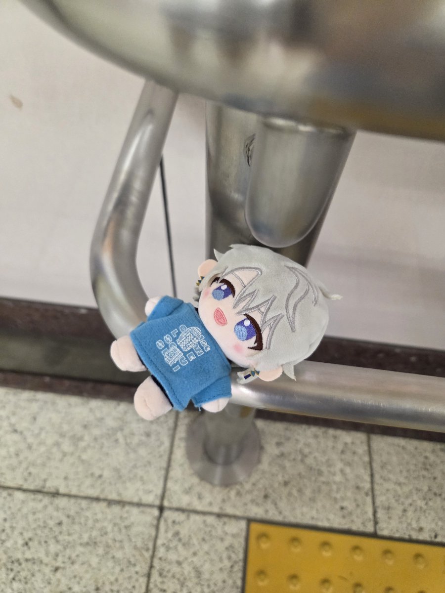 CGIheesecake_'s tweet photo. 池袋駅34,35出口の方向の甲斐田のポージングぬいが迷子になっていたので、近くの駅員の方に伝えておきました🥹 家に戻れよ~~~~お前😭😭😭😭 https://t.co/A1aTxJ2ixu