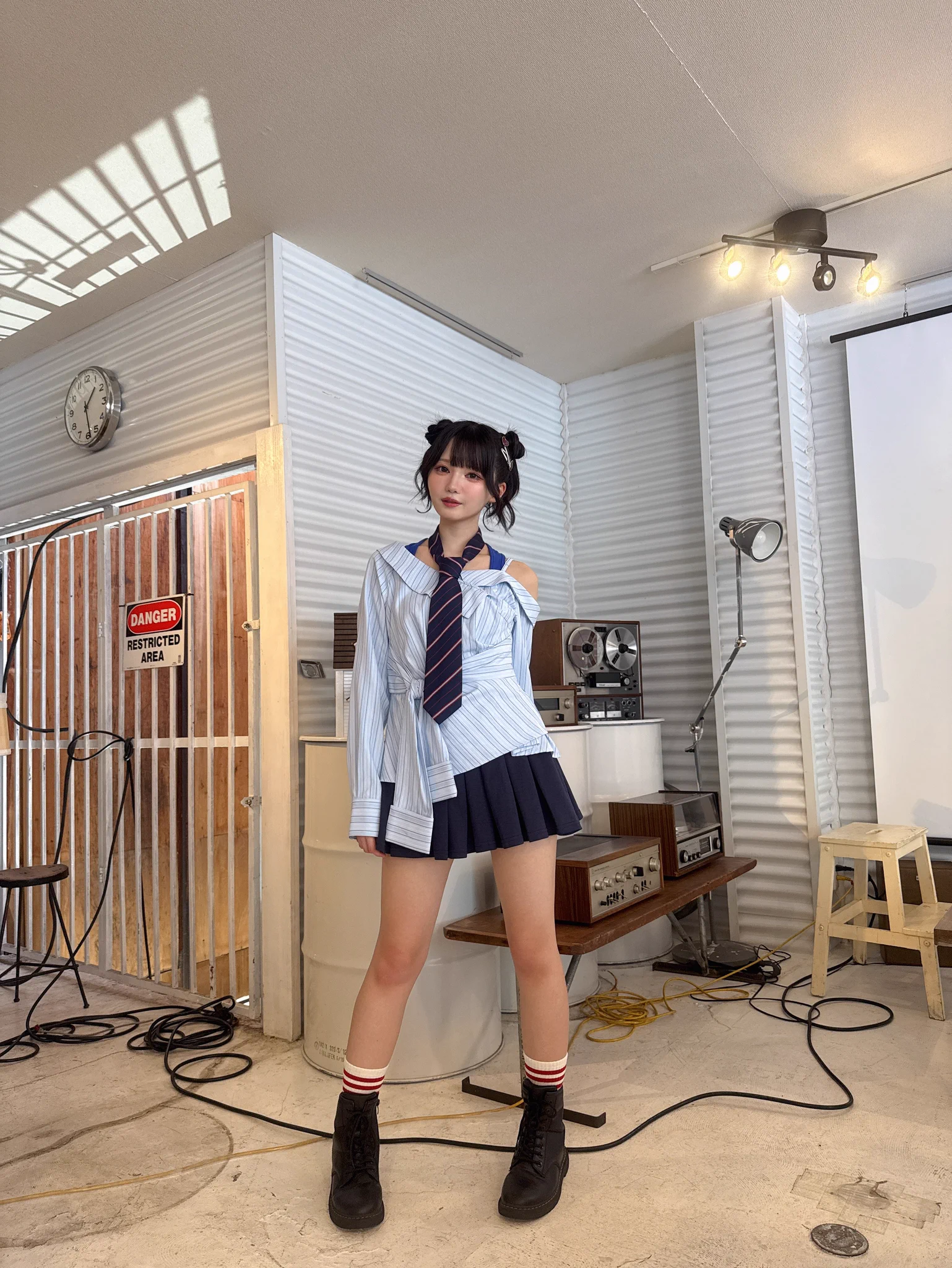 HOeiC01aAAAL-jK?format=webp&
