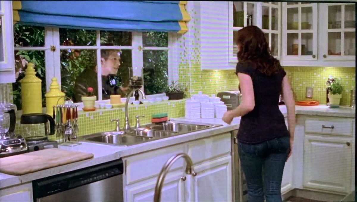 esperanzaroca__'s tweet photo. el verano está siendo un poco rory en la casita de la piscina https://t.co/SUPJKM3oaY