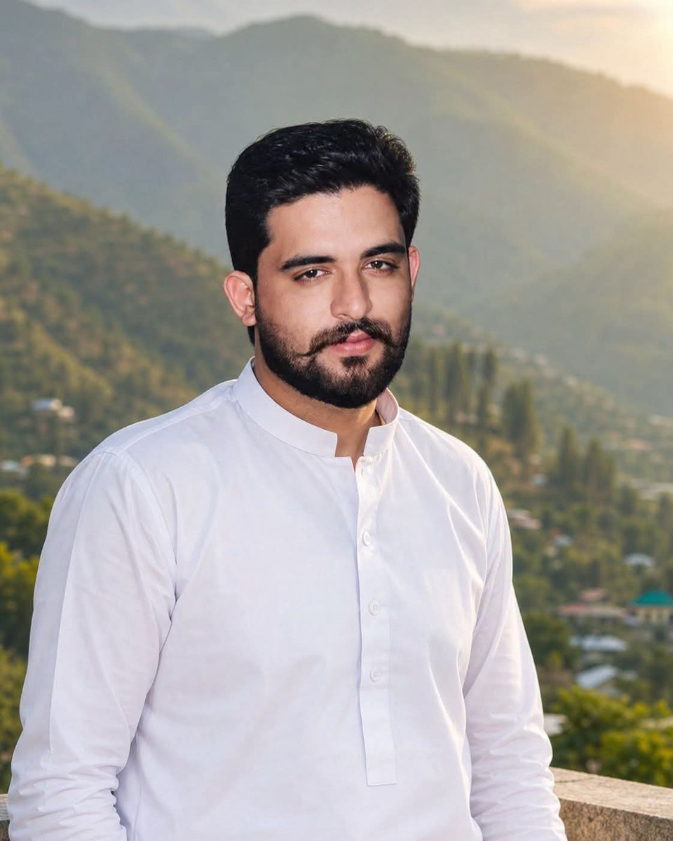 Azizazjan's tweet photo. چھوٹا گلہ سے تعلق رکھنے والے فہیم افضل، جو پانچ بہنوں کے اکلوتے بھائی اور اپنی بوڑھی ماں کا واحد سہارا تھے، راولاکوٹ میں اپنے وطن عزیز پر جان نچھاور کر گئے۔ 
#جل_رہا_کشمیر https://t.co/9yQnOJ092z
