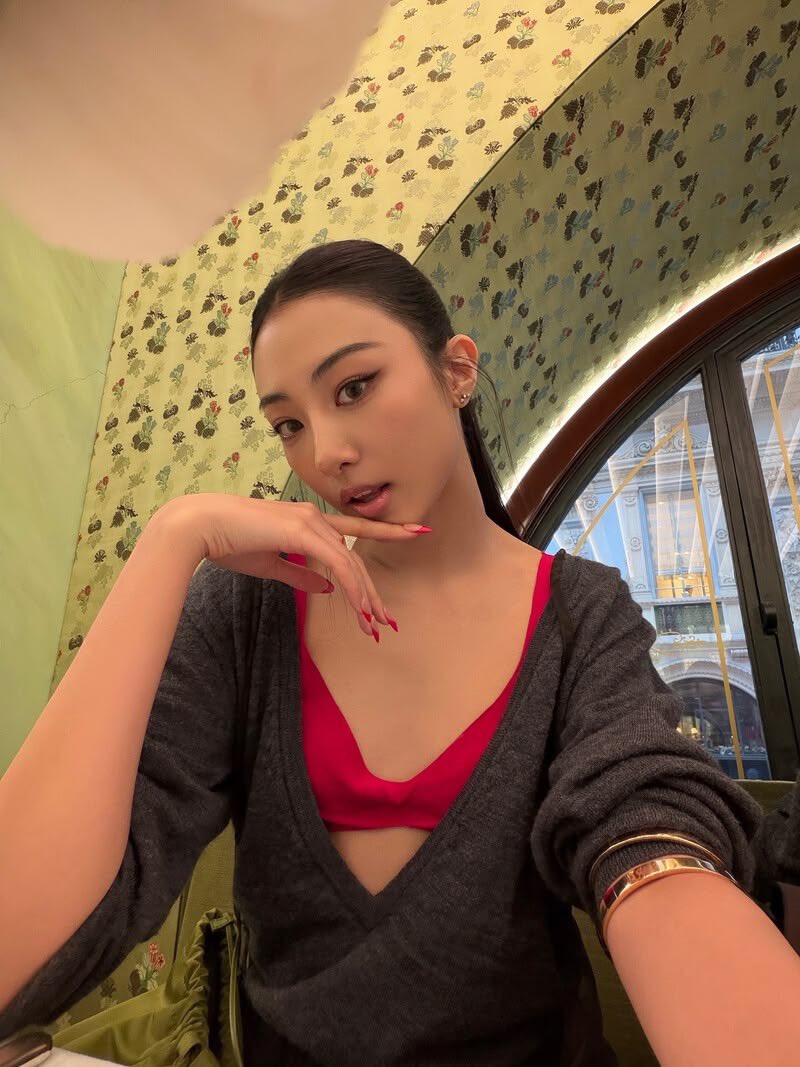 maebecatknowsme's tweet photo. สังเกตว่ากาวอนไม่ค่อยใช้สีแดงทั้งลุคเลย แต่ใช้เป็น the pop of red ดึงสายตานัว ๆกับ ไอเท็มสีอื่นบนตัวแดง ลุคเรียบแต่มีอะไรจริง ๆ นะ จำได้ทั้ง outfit นาง styling ดีมากงานแฟชั่นกับกาวอนสนุกจริง ๆ ลุค airport ลุคไปออกวาไรตี้ วันธรรมดา ๆ ของนางตามสนุกมี sense of แฟอึ้นแฟหยัง https://t.co/zN79ci20B7