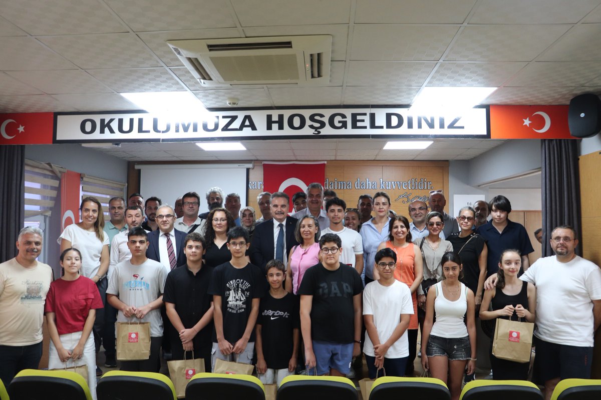 edremit10mem's tweet photo. 📌 Edremit'te LGS ve YKS Başarısı Taçlandırıldı

Edremit İlçe Millî Eğitim Müdürlüğümüz koordinesinde, 2026 yılı LGS ve YKS'de derece elde eden öğrencilerimiz için plaket ve ödül töreni düzenlendi. https://t.co/Ek8fQTpnd8