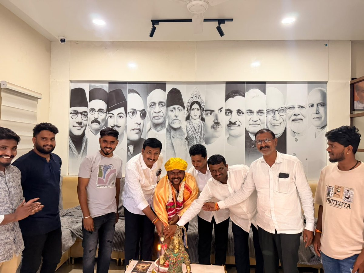 harshaguttedar7's tweet photo. ಇಂದು ಆಳಂದ ಪಟ್ಟಣದ ಬಿಜೆಪಿ ಕಾರ್ಯಾಲಯದಲ್ಲಿ ಯುವ ಮುಖಂಡರಾದ ಶ್ರೀ ಅಮಿತ್ ಪಾಟೀಲ ಅವರ ಹುಟ್ಟು ಹಬ್ಬವನ್ನು ಆಚರಿಸಿ ಶುಭಕೋರಲಾಯಿತು.
#Aland https://t.co/svSlGGdpsE