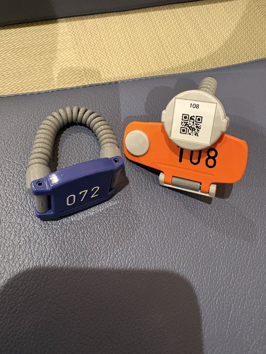 duel_kasa's tweet photo. 2年の時を経てリニューアルしたスパ施設でたまたま手にしたシューズロッカーキーと、スタッフから渡されたロッカーキーな。
108の煩悩とオナニーとか運命すぎて草 https://t.co/L2Nkre3caX