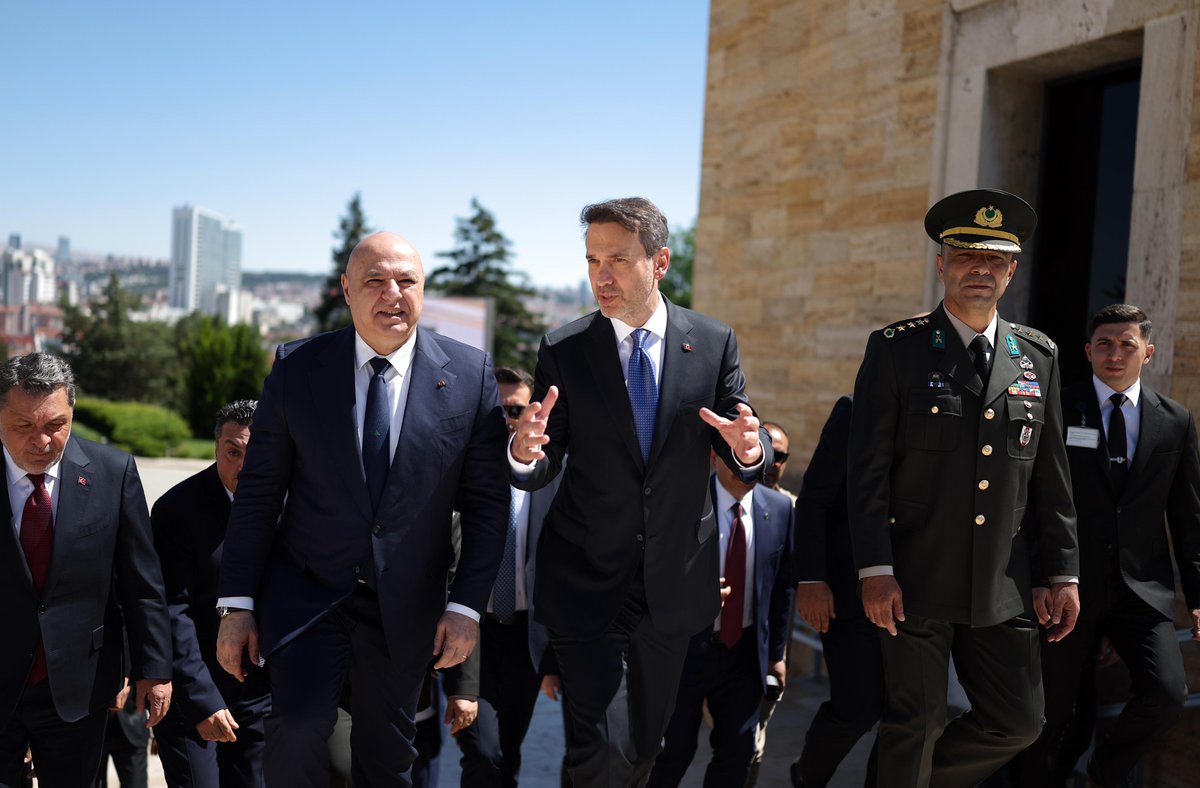 aBayraktar1's tweet photo. Cumhurbaşkanımız Sayın @RTErdogan’ın daveti üzerine Ankara’ya gelen Lübnan Cumhurbaşkanı Sayın Joseph Avn'ı Ankara Havalimanı’nda karşıladık.

Ardından Sayın Cumhurbaşkanı ve heyetinin Anıtkabir ziyaretine eşlik ederek mozoleye çelenk bıraktık. https://t.co/L74FQjliZa