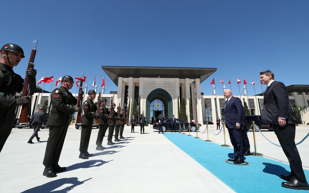aBayraktar1's tweet photo. Cumhurbaşkanımız Sayın @RTErdogan’ın daveti üzerine Ankara’ya gelen Lübnan Cumhurbaşkanı Sayın Joseph Avn'ı Ankara Havalimanı’nda karşıladık.

Ardından Sayın Cumhurbaşkanı ve heyetinin Anıtkabir ziyaretine eşlik ederek mozoleye çelenk bıraktık. https://t.co/L74FQjliZa