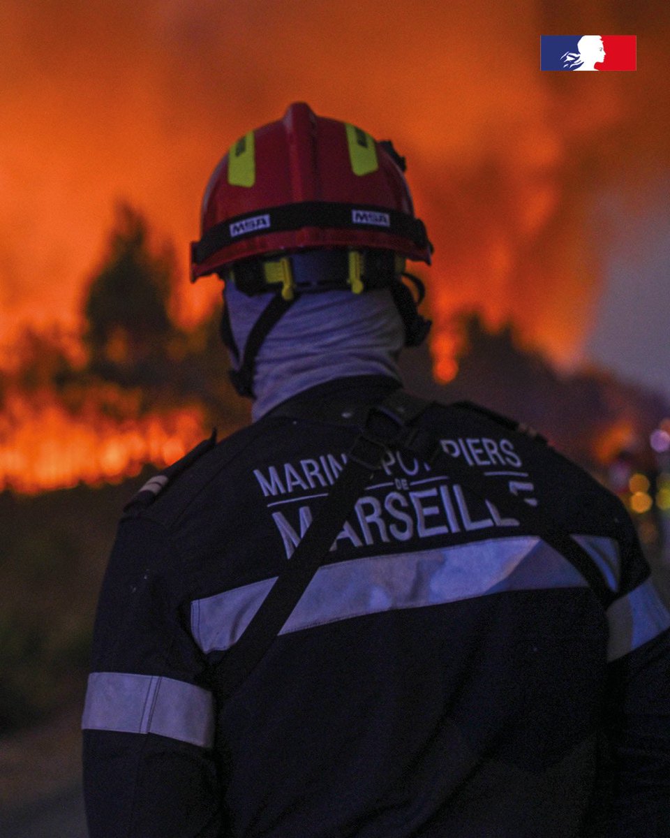 Armees_Gouv's tweet photo. #Incendies 🚒 En Gironde, les @MarinsPompiers de Marseille sont engagés aux côtés des services d'incendie et de secours pour lutter contre les feux de forêt.
Découvrez ce bataillon dans le #JDEF :
https://t.co/Hkrh7HcA5X https://t.co/r5TMZhmQ5s