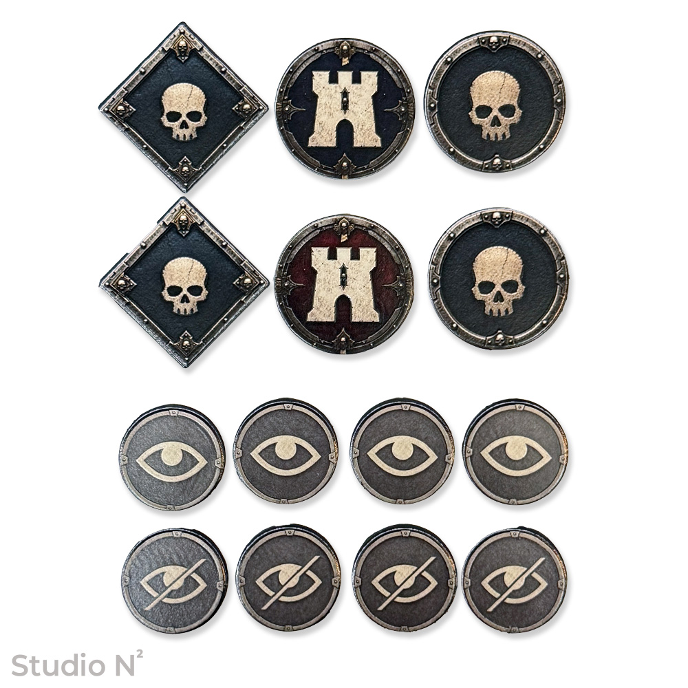 studio_n2's tweet photo. 📣新商品のお知らせ✧
Battle Sigil Markers – Standard
 https://t.co/kYf9wAwAsq 
Battle Sigil Markers – Reversible
https://t.co/fyxmsJRmw2

シンプルな記号だけでは少し味気ないゲーム中のマーカー類を、戦場の雰囲気に合う重厚なデザインにしています

メタル調のフレームやひび割れた質感を取り入れつつ、盤面に置いたときに主張しすぎないよう、ゲーム中でも使いやすいバランスにまとめました✧

いつものゲームを少しグレードアップしたい方におすすめの、40k 11版対応マーカーです！