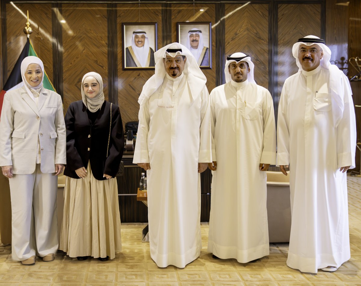 kuna_ar's tweet photo. سمو الشيخ أحمد عبدالله الأحمد الصباح رئيس مجلس الوزراء يستقبل وزير التربية سيد جلال الطبطبائي والطالبات أوائل الثانوية العامة للعام الدراسي 2025-2026

- سموه كرم الطالبات طيبة الهاجري وغالية العازمي وموضي الدوسري الحاصلات على نسبة (100 %) في القسم العلمي

 - سموه دعا أبناءه الطلبة إلى مواصلة رحلة التميز والبحث العلمي مؤكدا أنهم الثروة الحقيقية لبناء الوطن

https://t.co/XRZXkG5kF1

#كونا #الكويت
