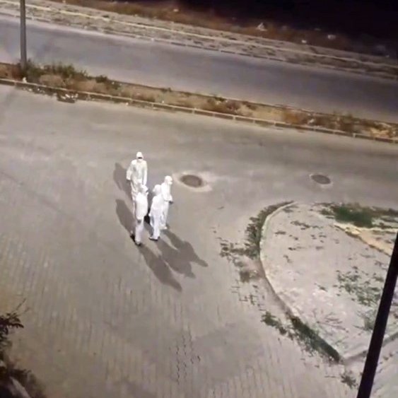 bpthaber's tweet photo. Kahramanmaraş'ta gece saatlerinde beyaz koruyucu tulum giyen bir grup görüntülendi. https://t.co/sM9iUVhXay