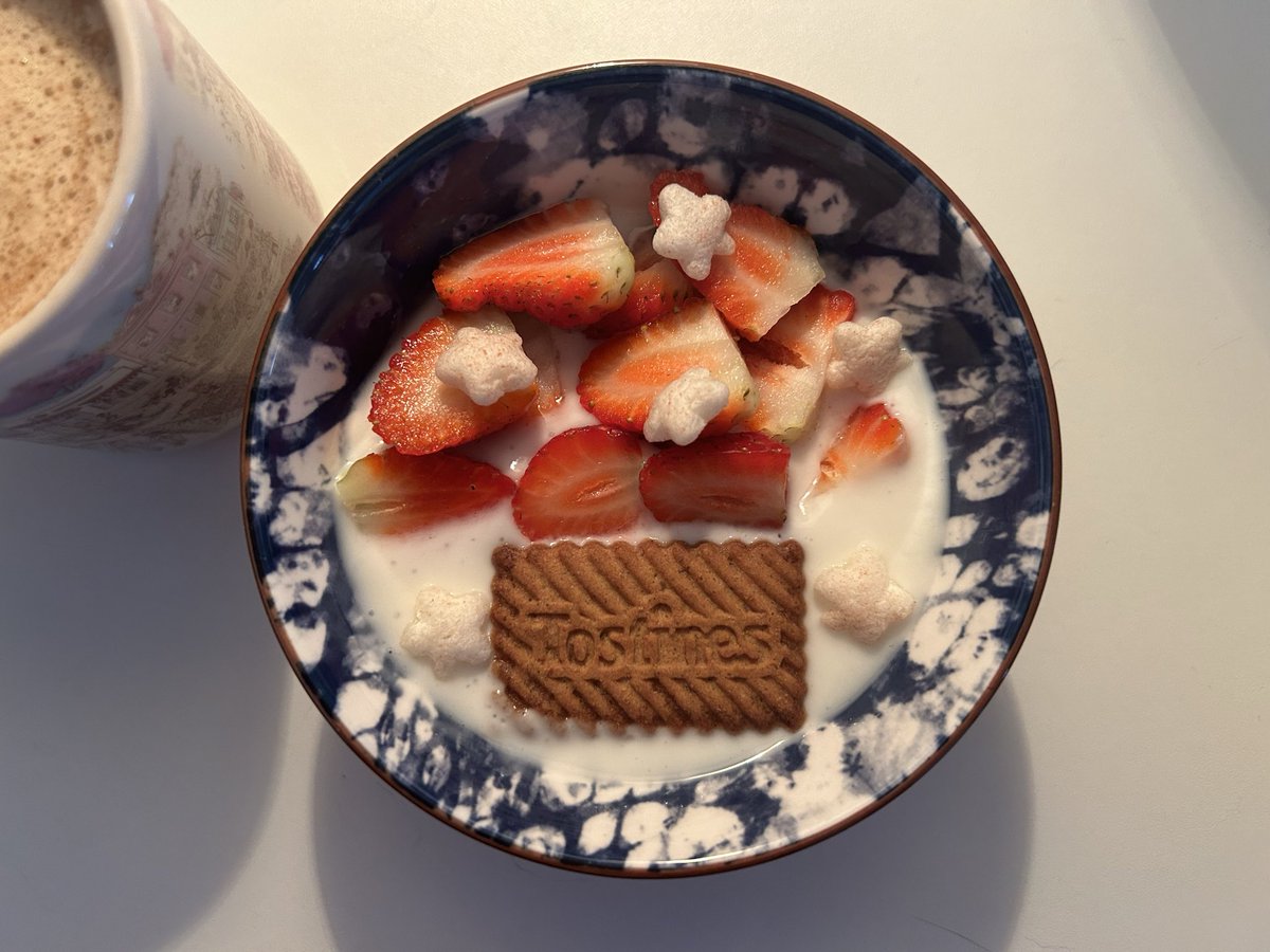 skinny28club's tweet photo. bom dia ed amigos ! ótima quinta-feira a todos 🍓⭐️♡ https://t.co/LrSLkFS4ej