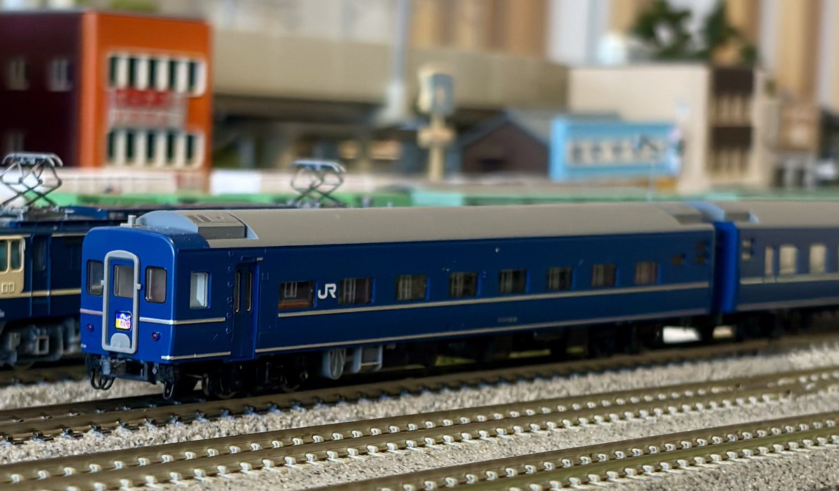 asakaec485's tweet photo. Railside Cafeさんで走らせた車両は
①EF65-1000下関仕様＋リゾート白馬
②DD51-1000JR西日本仕様＋ちくま・だいせん
の、2編成。
ちくま・だいせん以外は今回初走行だったから気持ちよく走ってくれて良かった。 https://t.co/6jy927bWxc