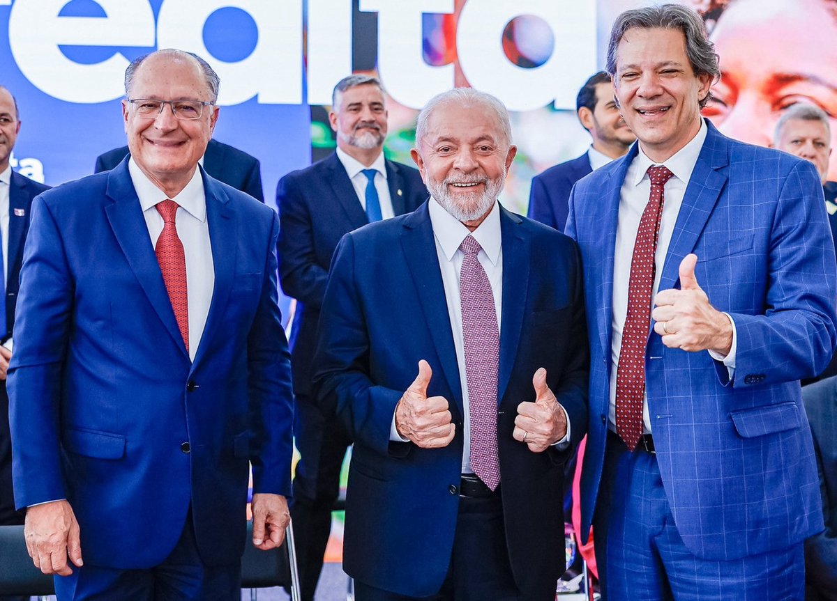 KriskaCarvalho's tweet photo. EU VOU VOTAR NO LULA E NO HADDAD!

Desemprego fica em 5,4% no trimestre até junho, diz IBGE.

Número de desempregados cai para 5,9 milhões, enquanto total de pessoas ocupadas atinge 103,1 milhões. https://t.co/I6p10vkDT6