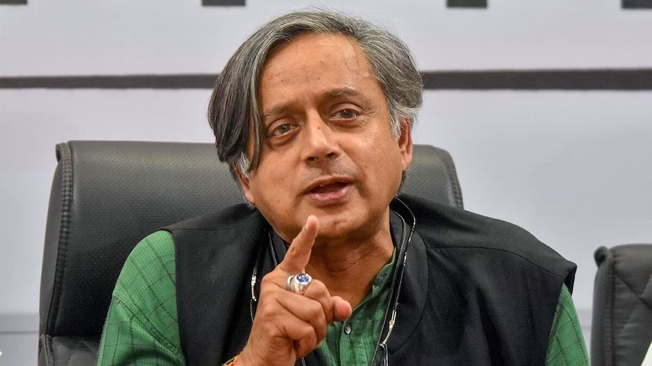 mukeshbudharwi's tweet photo. शशि थरूर से बहुत लोग असहमत रहते हैं, मैं भी उनमें से हूँ, मगर हाल में उन्होंने अपने लेख में एक अच्छी बात कही है, जिस पर सभी को ग़ौर करना चाहिए। ये लेख लोकसभा की सीटें बढ़ाने को लेकर है। ये तो आप जानते ही हैं कि लोकसभा की सीटें फिलहाल 543 हैं जो कि 1972 से जमी हुई है 1971 की जनगणना के आधार पर है।
सरकार का तर्क है कि भारत की आबादी दोगुनी से ज्यादा हो गई है अब जनसंख्या के अनुपात में सीटें बढ़ानी चाहिए। लेकिन थरूर कहते हैं कि यह सिर्फ गणितीय तर्क है, इसके पीछे बड़ा संस्थागत खतरा छिपा है।
थरूर के मुख्य तर्क हैं-
दुनिया में कोई परिपक्व लोकतंत्र इतनी बड़ी      विधायिका नहीं रखता-
 थरूर लिखते हैं कि हर विकसित      लोकतंत्र में संसद का आकार इतना ही रखा जाता है कि असली बहस, जांच और व्यक्तिगत भागीदारी संभव हो। 850      सीटों वाली लोकसभा दुनिया के      किसी भी लोकतांत्रिक सदन से बड़ी होगी। इससे सदन “विचार-विमर्श का मंच” नहीं      रहकर “अराजक कोलोसियम” बन जाएगा, जहां      चुनिंदा लोग ही बोल पाएंगे और बाकी सिर्फ वोटिंग मशीन पर संख्या बनकर रह      जाएंगे।
अमेरिका का उदाहरण-
 अमेरिकी हाउस ऑफ      रिप्रेजेंटेटिव्स 1929 से      435 सीटों पर स्थिर है। तब अमेरिका      की आबादी 12 करोड़ थी,      आज 33.5 करोड़ से ज्यादा है। फिर भी सीटें नहीं      बढ़ाई गईं, क्योंकि      इससे विधायी प्रक्रिया ठप हो जाती। हर सांसद ज्यादा लोगों का प्रतिनिधित्व      करता है, लेकिन      मजबूत स्टाफ, कम्युनिकेशन      और कमिटी सिस्टम से काम चलता है। भारत के सांसद भी ऐसा कर सकते हैं।
अगर संख्या बढ़ी तो व्यक्तिगत सांसद की      भूमिका खत्म हो जाएगी-
एक सामान्य सत्र में समय बहुत सीमित होता       है।
चार घंटे की बहस में पार्टी की ताकत के       हिसाब से अधिकतम 15-20 सांसद ही बोल पाएंगे।
बैक बेंचर और छोटी पार्टियों के सांसद लगभग       चुप रह जाएंगे।
ज्यादातर सांसद पूरे पांच साल में एक भी       सवाल नहीं पूछ पाएंगे, प्राइवेट मेंबर बिल नहीं ला पाएंगे या       गंभीर बहस में हिस्सा नहीं ले पाएंगे। वे सिर्फ पार्टी के हुक्म पर हाथ       उठाने वाले “खामोश प्लेस होल्डर” बन जाएंगे।
संसद की भूमिका और कमजोर होगी-
 हाल के वर्षों में संसद के      बैठने के दिन घट रहे हैं, बिल      बिना स्टैंडिंग कमिटी की जांच के वॉयस वोट से पास हो रहे हैं और विपक्ष को      किनारे किया जा रहा है। सैकड़ों अतिरिक्त सदस्यों से यह स्थिति और बिगड़ेगी।      बड़ा सदन सरकार के लिए सुविधाजनक होता है, क्योंकि उसमें असली जांच-पड़ताल मुश्किल हो      जाती है। संसद “रबडर-स्टैंप” या “नोटिस-बोर्ड” बन जाती है।
सत्तावादी मॉडल से समानता-
 थरूर चेतावनी देते हैं कि 850      सीटों वाली लोकसभा चीन की      पोलिटिकल कंसल्टेटिव कॉन्फ्रेंस या उत्तर कोरिया की सुप्रीम पीपुल्स असेंबली      जैसी बन सकती है—बहुत बड़ी, भव्य      दिखने वाली, लेकिन      असली बहस या चुनौती देने में असमर्थ। ये सिर्फ “सहमति का नाटक” करती हैं।
बेहतर विकल्प-
सांसद का काम राष्ट्रीय कानून, विदेश नीति, अर्थव्यवस्था और केंद्र सरकार की जवाबदेही       है। वे स्थानीय काउंसलर या विधायक नहीं हैं।
स्थानीय मुद्दे (सड़क, पानी, कचरा आदि) राज्य विधानसभाओं और पंचायत/नगरपालिकाओं       के हैं (73वें और 74वें संविधान संशोधन के तहत)।
जनसंख्या बढ़ने पर विधायकों (MLAs) की संख्या बढ़ाएं, लोकसभा को कॉम्पैक्ट और राष्ट्रीय मुद्दों       पर केंद्रित रखें।
300 अतिरिक्त सांसदों पर खर्च (वेतन, आवास, यात्रा, पेंशन) बचाने के बजाय मौजूदा सांसदों के       लिए उचित ऑफिस बिल्डिंग बनाएं।
कुल मिलाकर थरूर का कहना है कि असली प्रतिनिधित्व बहस की गुणवत्ता, विधायी कमेटियों की गंभीर जांच और स्थानीय सरकारों को सशक्त बनाने में है—न कि एक विशाल, अव्यवहारिक सदन बनाकर लोकतंत्र को “खाली नाटक” में बदलने में। 850 सीटों वाली लोकसभा सरकार के लिए इको चैंबर बन जाएगी, न कि शासन का मंच।
