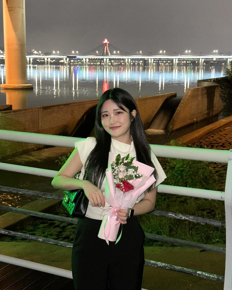 YeRinasd's tweet photo. 煌めく水面と手元の花💡 穏やかな夜が続きますよう。 https://t.co/TywNsK7vf9