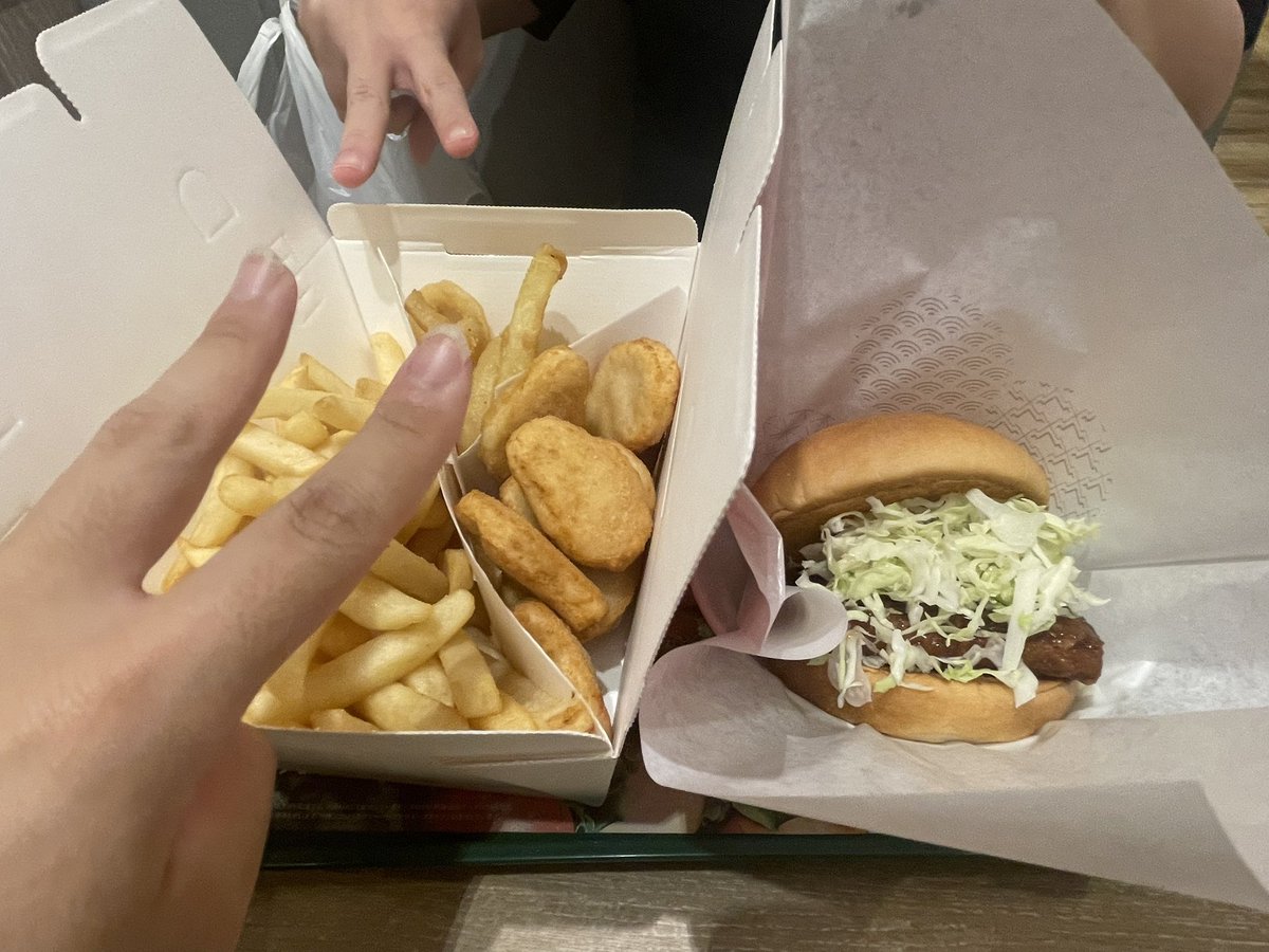 Geki0914's tweet photo. 友達とギルティな食い物食らってきたンゴ♡ https://t.co/lxzXx0ZyEX