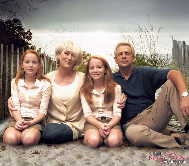 okhyeee's tweet photo. Love that Miranda was able to edit him off her family portrait https://t.co/tQYMw4ekun
