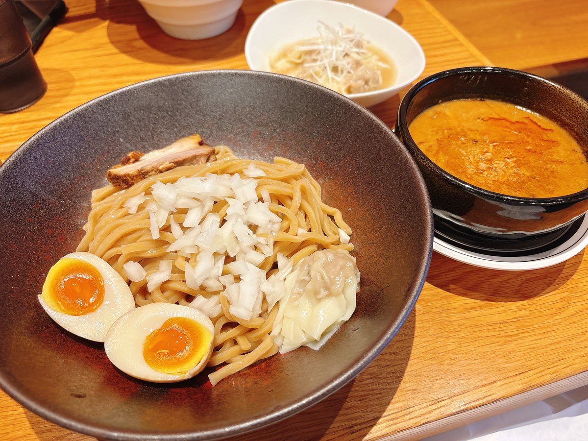 chourou_t's tweet photo. ライブの前にはラーメンを食べ、ライブの後には第五民なら誰もが知るもんじゃ屋さんに初めて食べに行き、翌日はベルギーのポテトを頂くなど食に関しても大満喫な二日間でした🌞幸せいっぱいなので明日からも頑張るぞー！！！！！！👏👏👏👏👏 https://t.co/WTqaPGyl4p
