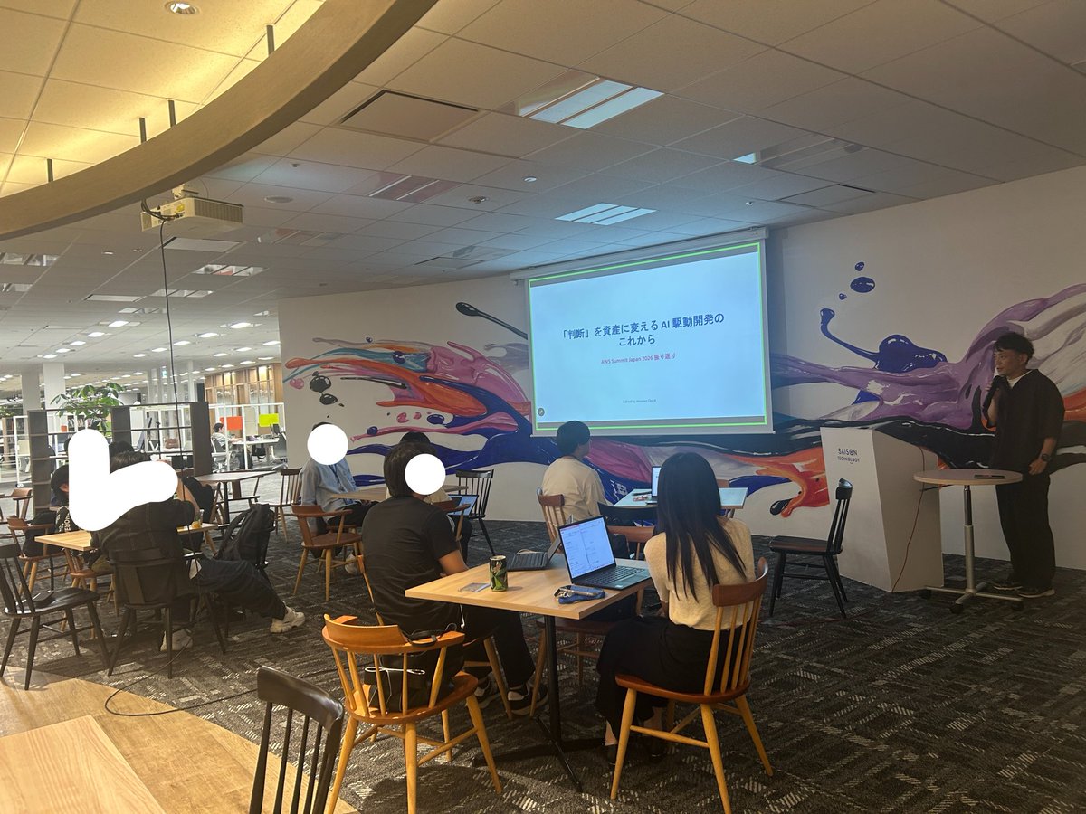 natsu_saisontec's tweet photo. 社内コミュニティでAWS Summitの知見共有会をやった！
こすぎさんの純粋なLT貴重で運営ながら歓喜🙌🏻
私は大規模障害のセッションの話しました😌 https://t.co/VhlQPVeA35