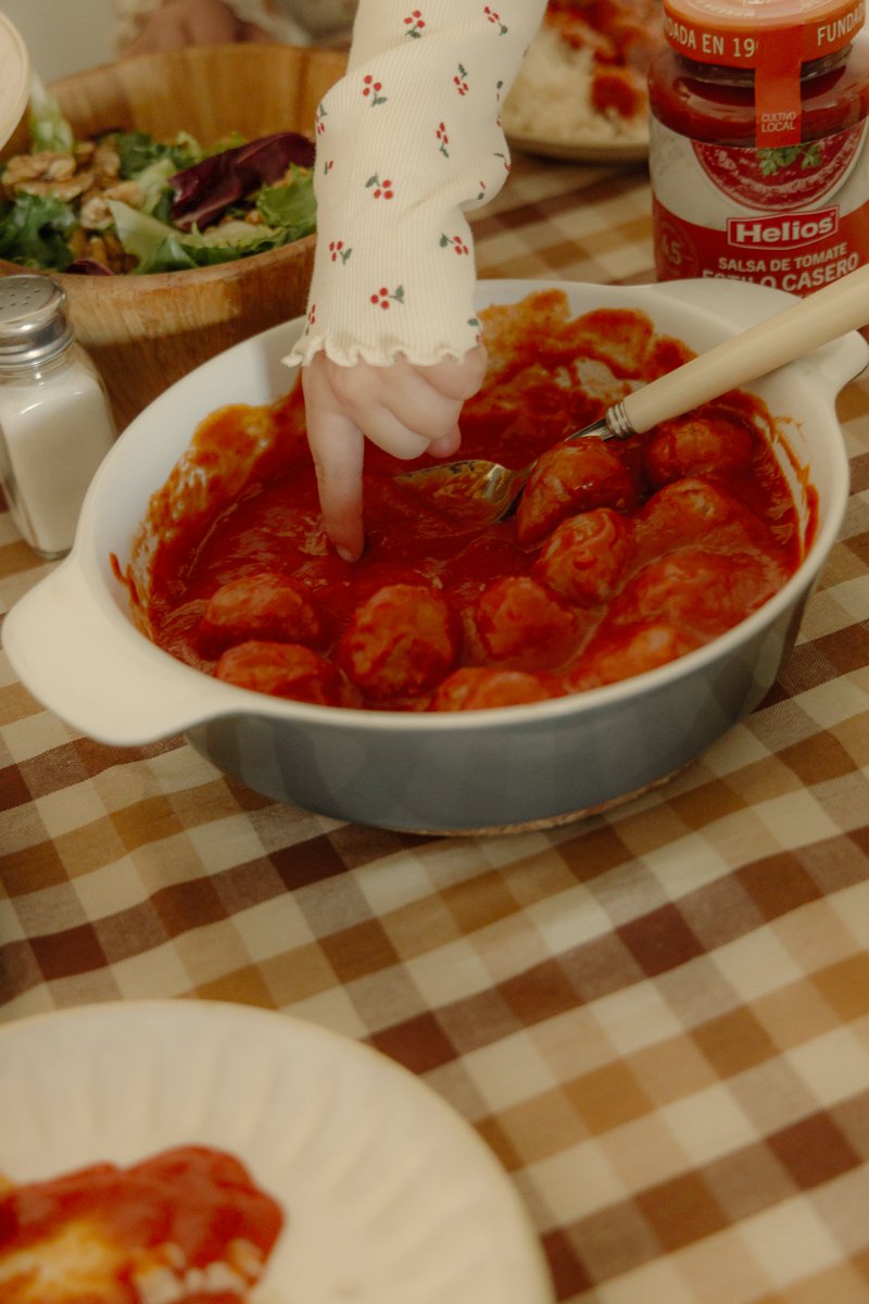 helios_es's tweet photo. Hay platos que se disfrutan con cuchara... y otros con un buen trozo de pan. 🍞🍅
Nosotros lo tenemos claro: unas albóndigas con salsa de tomate Helios son de los que no dejan ni una gota en el plato. 😋 ¿Con qué comida no puedes evitar untar pan y chuparte los dedos? 👇 https://t.co/dXjAzvH8H6