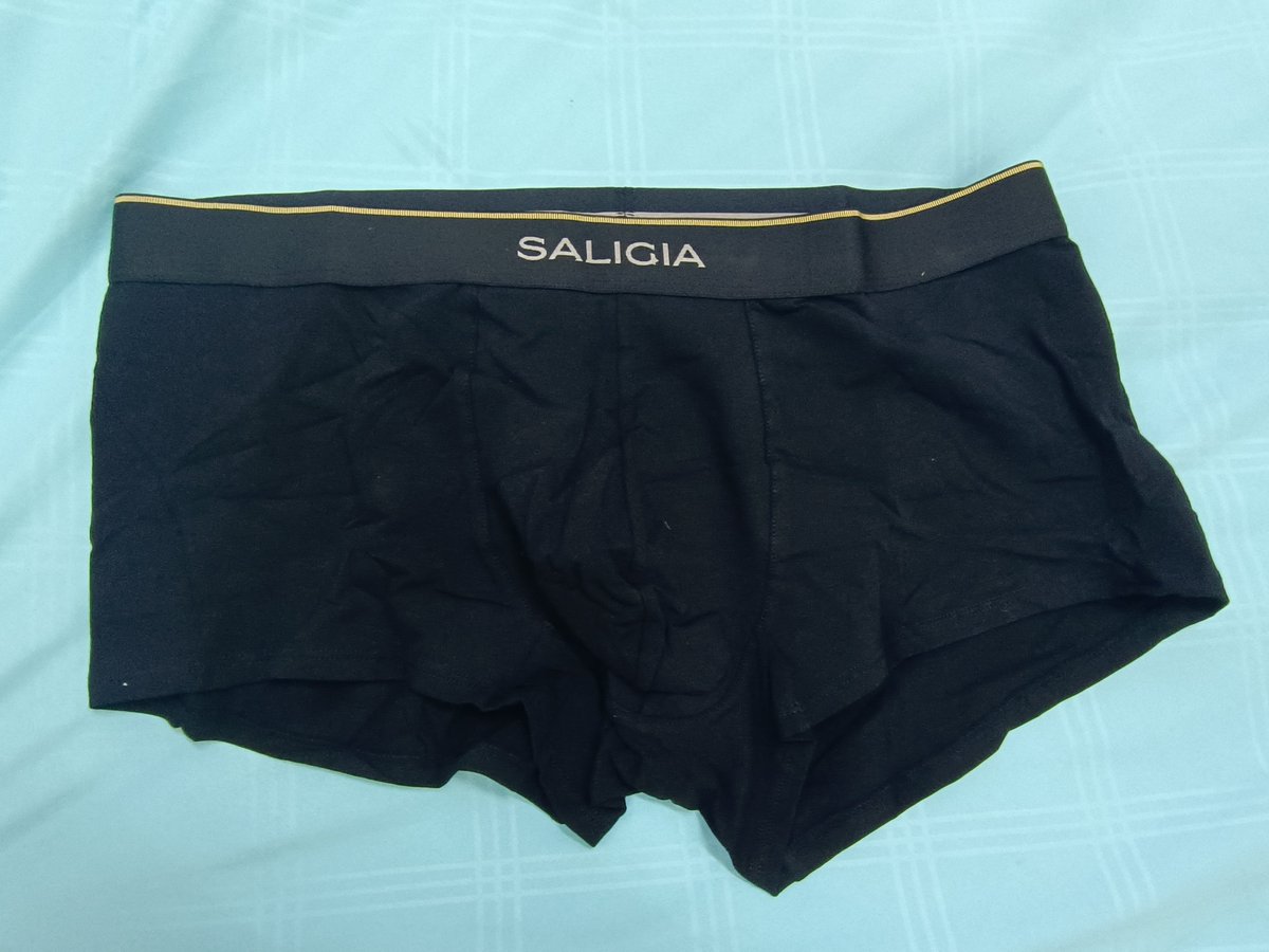 EasonJack56877's tweet photo. 终于开箱了哥重金买的30多件 #Saligia 内裤🎊 邮件式的包装堆满整个垃圾筒，哥的直男室友很好奇地问哥到底买了什么东西😂 果然是直男，完全对最近很火的内裤品牌一无所知，只知道renoma而已🤣🤣哥让他自己上网搜寻，价钱还吓了他一跳，哥最后还是挑了一件相对保守黑色Saligia的内裤送他哦😎 https://t.co/6K5uMSwUli