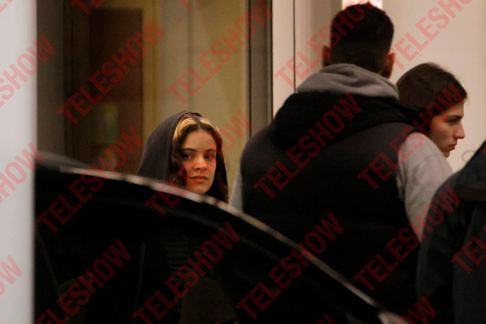 infobae's tweet photo. ROSALÍA YA ESTÁ EN BUENOS AIRES: ASÍ FUE SU LLEGADA EN MEDIO DE UN FUERTE OPERATIVO DE SEGURIDAD

La artista aterrizó en un vuelo de madrugada tras agotar cuatro funciones y luego de la polémica por su reposteo viral sobre la Selección argentina. Las primeras fotos.

Finalmente, Rosalía llegó a la ciudad de Buenos Aires en medio de una expectativa tan enorme como la polémica que la rodea. La artista española, que agotó cuatro funciones en tiempo récord y promete una serie de shows imponentes en el Movistar Arena, aterrizó en la madrugada de este jueves tras días de tensión por el escándalo que desató en redes sociales cuando reposteó un video en contra de la selección argentina luego de la final del Mundial 2026. En medio de la situación, sus primeros pasos por suelo argentino generan expectativa.

Infobae 📎 https://t.co/QbnnWjqgDc