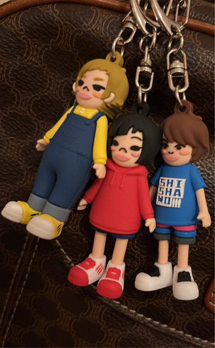 shi_live_log's tweet photo. ししゃもちゃん達と一緒に離婚伝説のライブ行くよ🙃
ライブ中はロッカーでお留守番してもらうけど、、、

明日から4日間ししゃもちゃん達の足が無事でありますように、、、、 https://t.co/jibXbiOMLV