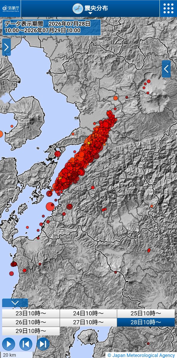 na_karasu's tweet photo. 令和８年熊本地震

発生前は、八代海の南で何やってんだ？地震があるくらい。

発生日は、震源の日奈久断層でバチバチ発生。

翌日は日奈久断層で伸び、隣接する布田川断層帯でもボチボチ発生。

八代海区間は、一直線で無く複数の方向違い断層帯だから発生しにくいのかな？

まだまだ警戒してけろ。 https://t.co/Ca17RmdJ2H