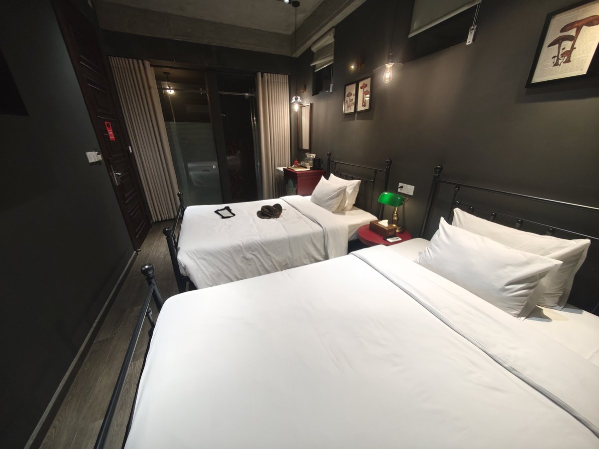 amashi194's tweet photo. 明日のフエリベンジに向けてホテルを1泊追加。かなりおしゃなホテルで1泊3000円、���かも風呂シャワー完全に別室。窓なしだけど繁華街近くて利便性は良さそう。エレベーター無いのと壁がバカうすそうなのだけマイナス。 https://t.co/znNrLyiSAe