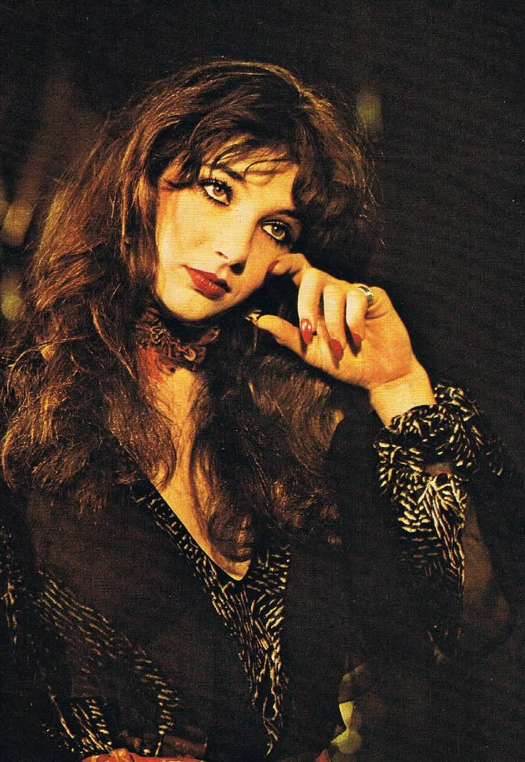 hellisheavennn's tweet photo. Hoje é aniversário da minha heroína, Kate Bush é uma artista tão singular que é difícil descrever ela. A menina que se tornou uma mulher e assim virou uma lenda. https://t.co/46ieR0V6iD