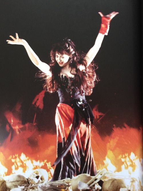 hellisheavennn's tweet photo. Hoje é aniversário da minha heroína, Kate Bush é uma artista tão singular que é difícil descrever ela. A menina que se tornou uma mulher e assim virou uma lenda. https://t.co/46ieR0V6iD