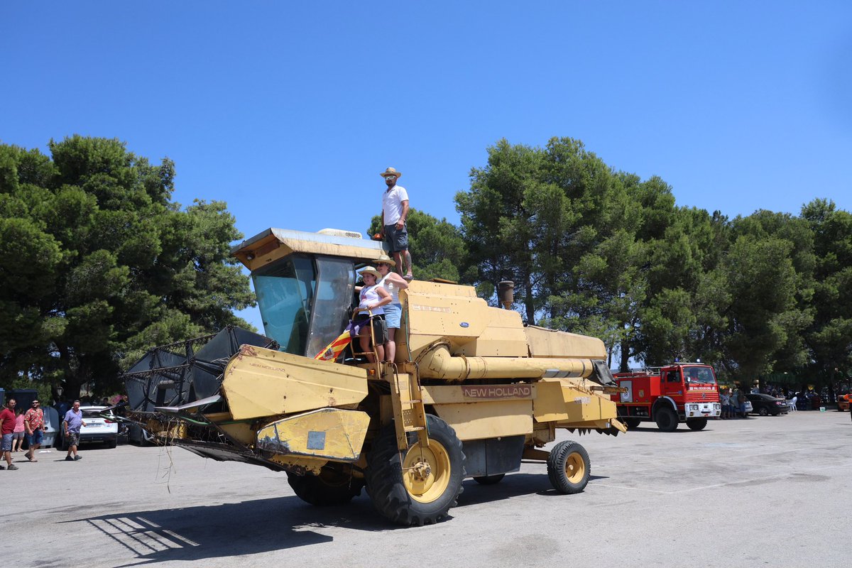 MargaProhens's tweet photo. 🚜🌾 Gràcies a tots els que, amb esforç, sacrifici, dedicació i estima, manteniu viu el nostre camp. 

La tradicional Festa del Batre posa en relleu la feina de generacions de pagesos, del cultiu del cereal, que han fet possible que aquesta manera de viure arribi fins als nostres dies.

Perquè preservar les nostres tradicions també és donar suport a qui les fa possibles. I la millor manera de fer-ho és apostar pel producte local, reconèixer la feina dels nostres agricultors,  continuar defensant un sector primari fort, viu, amb futur i escoltant i donant suport a les seves reivindicacions. 

Gràcies com cada any per aquesta festa @AjVilafranca, al seu batle Montserrat Rosselló i a tots els pagesos per tanta estimació.

Molts d’anys a tots!
