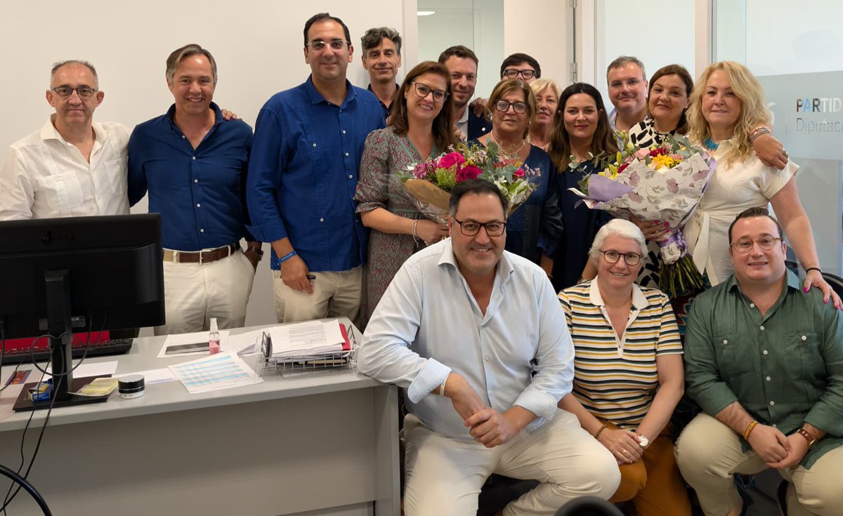 MartinTorCas's tweet photo. Hoy hemos despedido en la @DIPUSEVI a dos grandes compañeras del @PPDipuSevilla que inician una nueva etapa como delegada territorial de Educación y parlamentaria andaluza respectivamente.

Las echaremos de menos. Estamos muy orgullosos y seguros de que hoy gana Sevilla. https://t.co/vInqbH3sg2