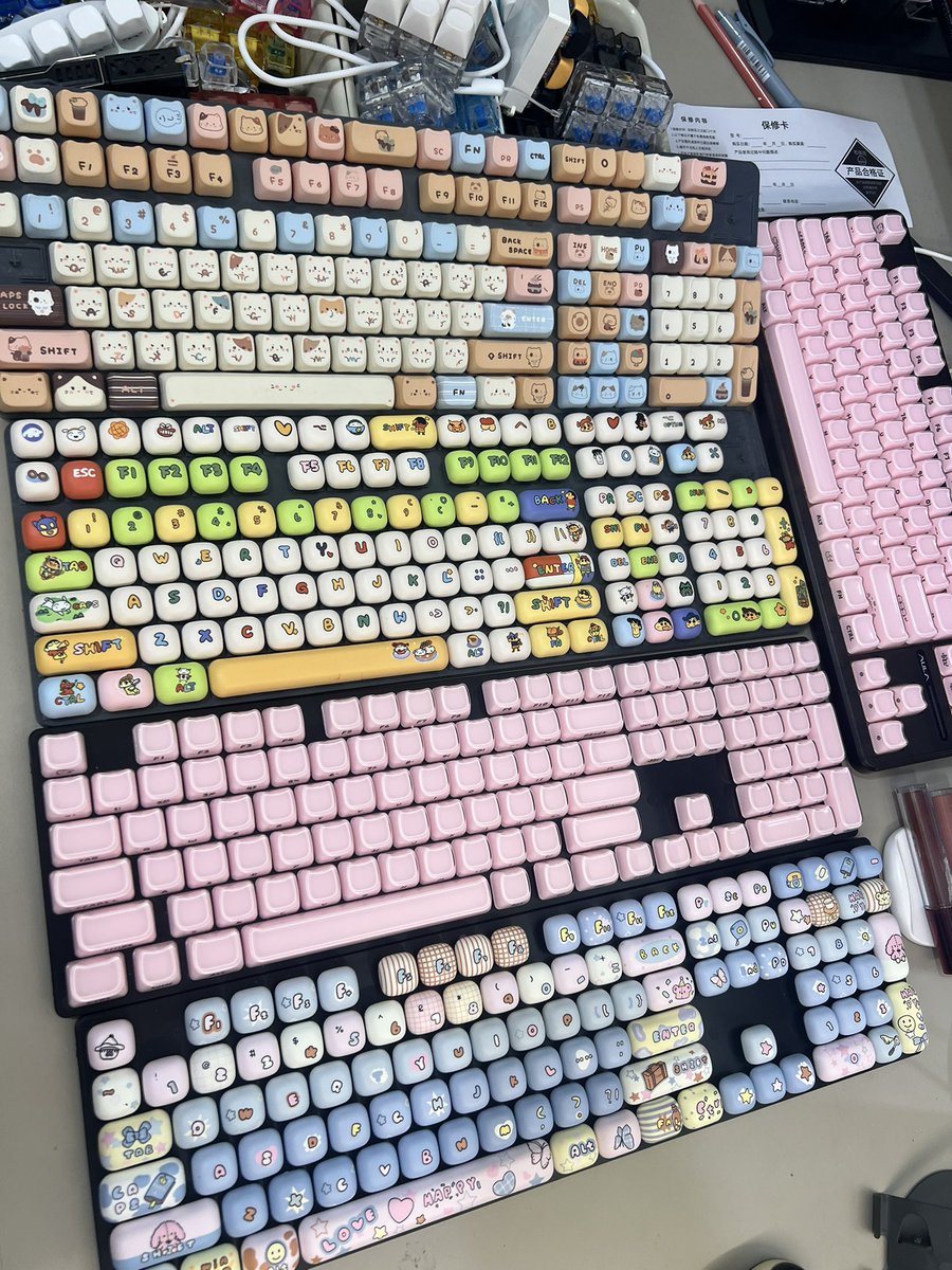 fiyoza's tweet photo. Normalisasi kalo beli keycaps di LOUISE KEYLAB
varian keycaps set nya banyaaaakkk
Mau yg elegan, gemesin, simple, colorful, ADA semua 🫶

#keycaps #mechanicalkeyboard https://t.co/6oCFWbs1NG