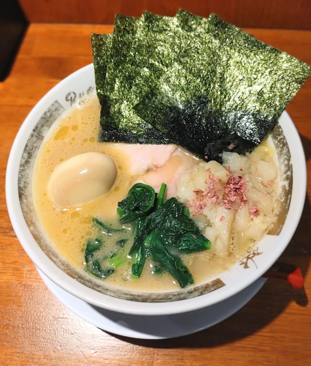 4UsxuCFGKr43464's tweet photo. 荻窪
「麺家 龍～Ryo～」
SP 味玉

限定のSP 塩つけ麺→塩ラーメンに変更💡塩ダレ＆鶏湯＆豚骨スープに甘い背脂や梅が絶妙な塩梅🎶燻製チャーシューや真っ赤卵の味玉などトッピングも絶品でスープを飲み干しました✨本日もご馳走さまでした🌠 https://t.co/j9KdGKvG2g