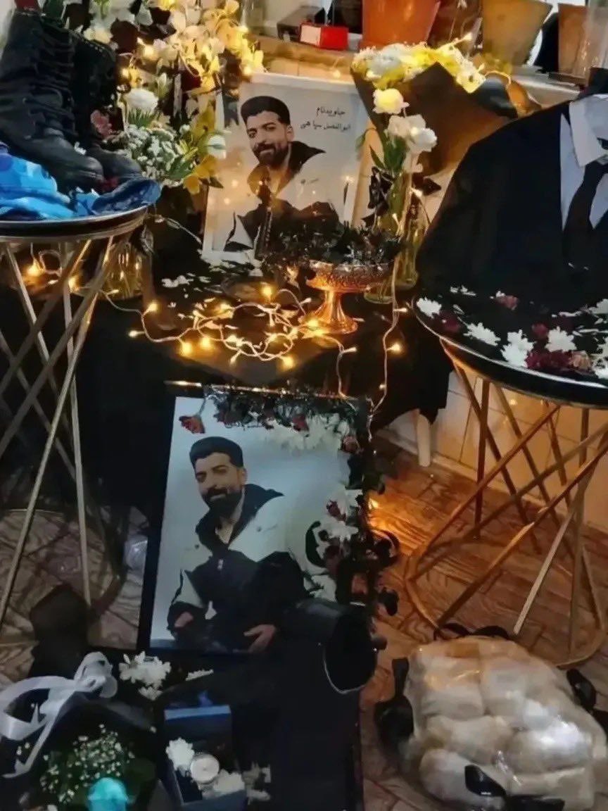 Sokhangu1's tweet photo. 🔴 این کلیپ قراره غم عالم رو روی سرتون خراب کنه؛ مصاحبه مادر ابوالفضل سپاهی، که توی میدان علیخانی اصفهان اعدام شد:

خطاب به یه نفر به اسم هادی: بگم برات که تیر زده بودن تو پای ابوالفضل؟ بگم برات که زیر چشماشو با فندک اتمی سوزونده بودن؟
بگم برات که ۲۰ روز بهش آب ندادن؟ بگم برات که فکشو شکسته بودن؟ بگم برات که دماغشو له کرده بودن و آویزون شده بود؟
واقعا کسی هست که از کشته شدن بچه‌ی من خوشحال باشه؟