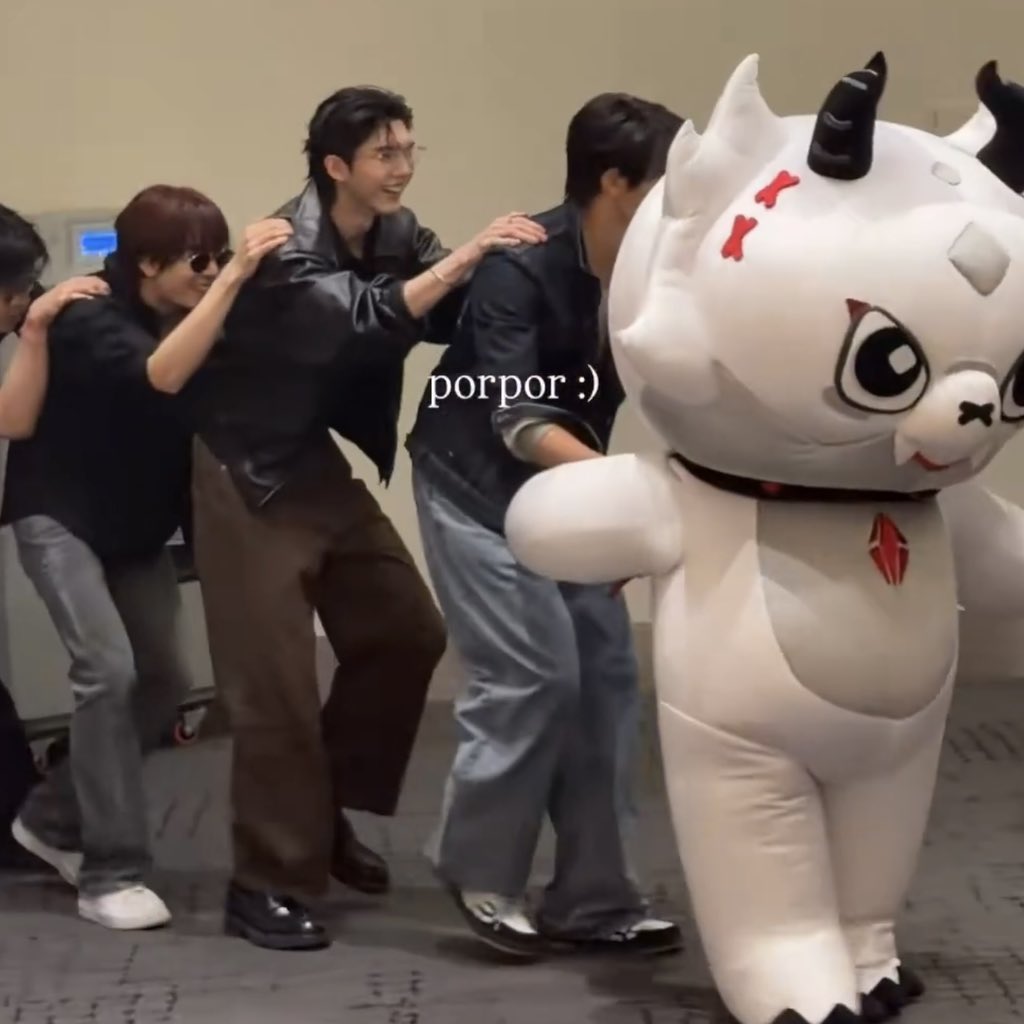 bunnybiboo's tweet photo. คนอื่นเปนตุ้เย็นหมด มีอยู่คนนึงเปนกระป๋องยุคนเดว https://t.co/vXw8xY8h9w