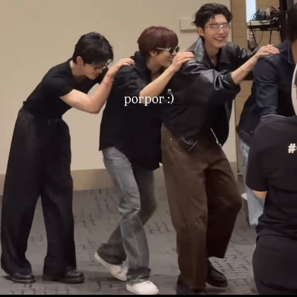bunnybiboo's tweet photo. คนอื่นเปนตุ้เย็นหมด มีอยู่คนนึงเปนกระป๋องยุคนเดว https://t.co/vXw8xY8h9w