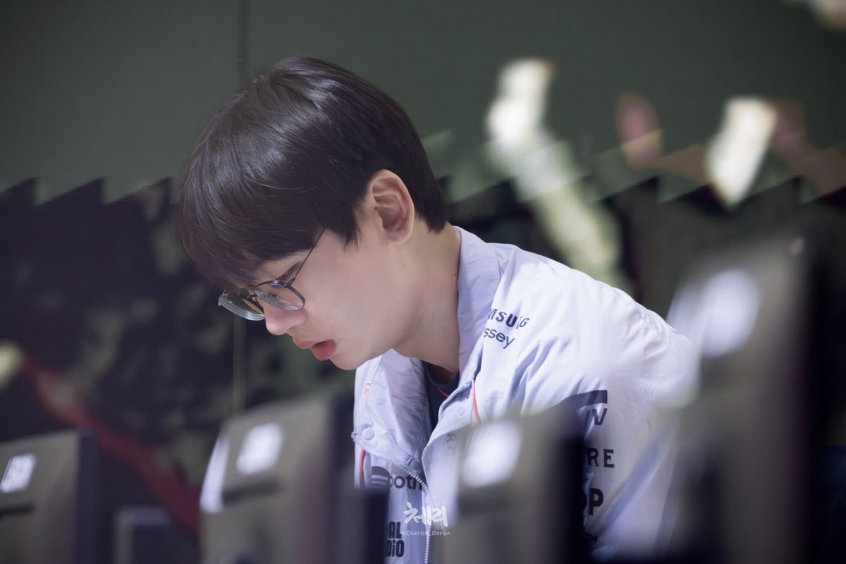 smolchurippu's tweet photo. #fakeran.
Sanghyeok lived with the guilt.
Not because he stopped loving Hyeonjoon, but because he realized it too late and the time he finally reached for his hand.
𝘐𝘵 𝘸𝘢𝘴 𝘢𝘭𝘳𝘦𝘢𝘥𝘺 𝘤𝘰𝘭𝘥. https://t.co/ufLfW0iwdE