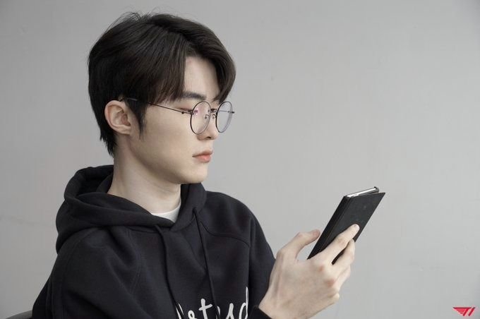 smolchurippu's tweet photo. #fakeran.
Sanghyeok lived with the guilt.
Not because he stopped loving Hyeonjoon, but because he realized it too late and the time he finally reached for his hand.
𝘐𝘵 𝘸𝘢𝘴 𝘢𝘭𝘳𝘦𝘢𝘥𝘺 𝘤𝘰𝘭𝘥. https://t.co/ufLfW0iwdE