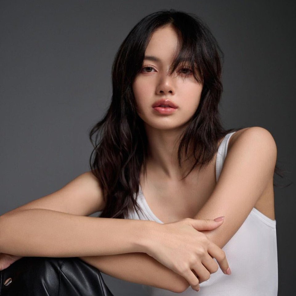 TheePopCore's tweet photo. LISA's documentary director, Sue Kim, shared that it was an honor to document LISA's transformative year.

She revealed that the documentary uncovers fresh and unexpected sides of LISA's story, adding that she looks forward to audiences discovering this special chapter of her journey.