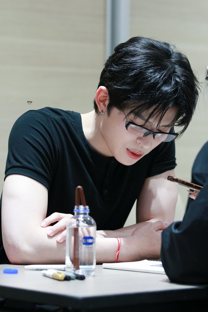 PondPhuwinPics's tweet photo. พ่อหนุ่มแว่น คือหล่อมากกกกกกนะพี่ปอนด์

JASPER FLAREY FANSIGN

#งานมหกรรมนิยายนานาชาติ2026xJASPER
#ppnaravit @ppnaravit https://t.co/xd84XY8sEG