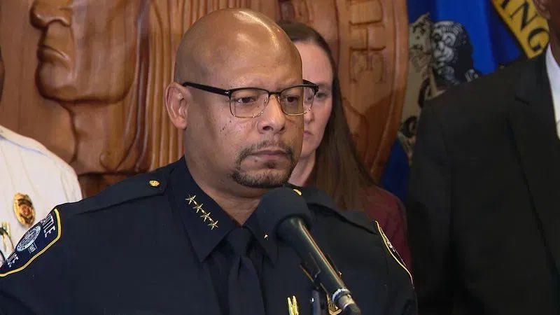 officer_Lew's tweet photo. BREAKING🚨: Seattle Police Chief has been “relieved of his duties” after the mayor demanded his resignation over the department’s response to the mass shooting. https://t.co/xdqFCLOfDo