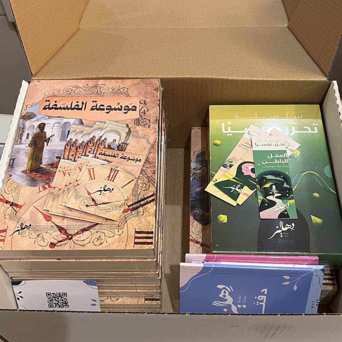 dhlez_books's tweet photo. منظر كفيل بأن يفتح شهية القارئ للكتب 🤍 https://t.co/e32tMSJTer