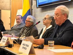 AndreaBV_SR_HRD's tweet photo. 🇨🇴#Colombia📷 #HRDsPromisingPractices
✨En mi ejercicio de identificar prácticas prometedoras en la defensa, garantía y respeto del ejercicio del derecho a defender derechos humanos, hoy 30 de julio, a un mes de su partida, quiero destacar la labor de la @MisionColUNOG y rendir homenaje al Embajador Gustavo Gallón, Representante Permanente de Colombia ante las Naciones Unidas en Ginebra.
Bajo su liderazgo, durante los últimos cuatro años, la Misión Permanente de Colombia ante la Oficina de las Naciones Unidas en Ginebra ha realizado alrededor de 14 actos de reconocimiento y homenaje a las víctimas y sobrevivientes colombianas en situación de exilio, en seguimiento directo a las recomendaciones formuladas por la @ComisionVerdadC. Quiero resaltar que muchas de estas personas son defensoras de derechos humanos.
Esta práctica constituye una expresión concreta de una de las recomendaciones que ha promovido reiteradamente este mandato: que los Estados reconozcan pública y explícitamente la legitimidad, el valor y la contribución de la labor de las personas defensoras de derechos humanos. El reconocimiento público, por sí solo, no repara; sin embargo, constituye una condición necesaria para cualquier proceso de reparación integral, en la medida en que restituye simbólicamente el lugar de quienes han sido alejadas, invisibilizadas o forzadas al silencio.
Esta iniciativa me llama particularmente la atención porque se conecta con una de las prioridades temáticas de mi mandato: la situación de las personas defensoras de derechos humanos en contextos de movilidad humana, en particular aquellas que se han visto obligadas a continuar su labor desde el exilio, con frecuencia sin el reconocimiento ni la protección que dicha labor amerita.
Insto al Estado colombiano a continuar con esta importante iniciativa, que se institucionalice, que ojalá se consolide en otras orillas del mundo. Asi mismo, que sea replicada por otros Estados, como paso concreto hacia el reconocimiento, la reparación y la dignificación plena de quienes han ejercido el derecho a defender los derechos humanos y lo continúan haciendo desde el exilio.
#HRDsinExile
@CancilleriaCol
@UN_SPExperts @Refugees
