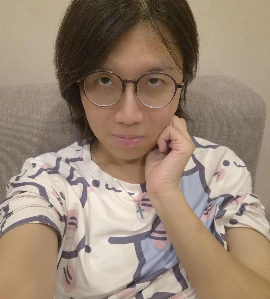 Lucempeto0713's tweet photo. 现在的长度烫个卷毛应该也会别有一番美感？不过我更想要长发垂胸……

以及特别特别想纹身，等什么时候坐下不疼可以久坐，到时候必须去纹！😈 https://t.co/rHf6nrIdbl