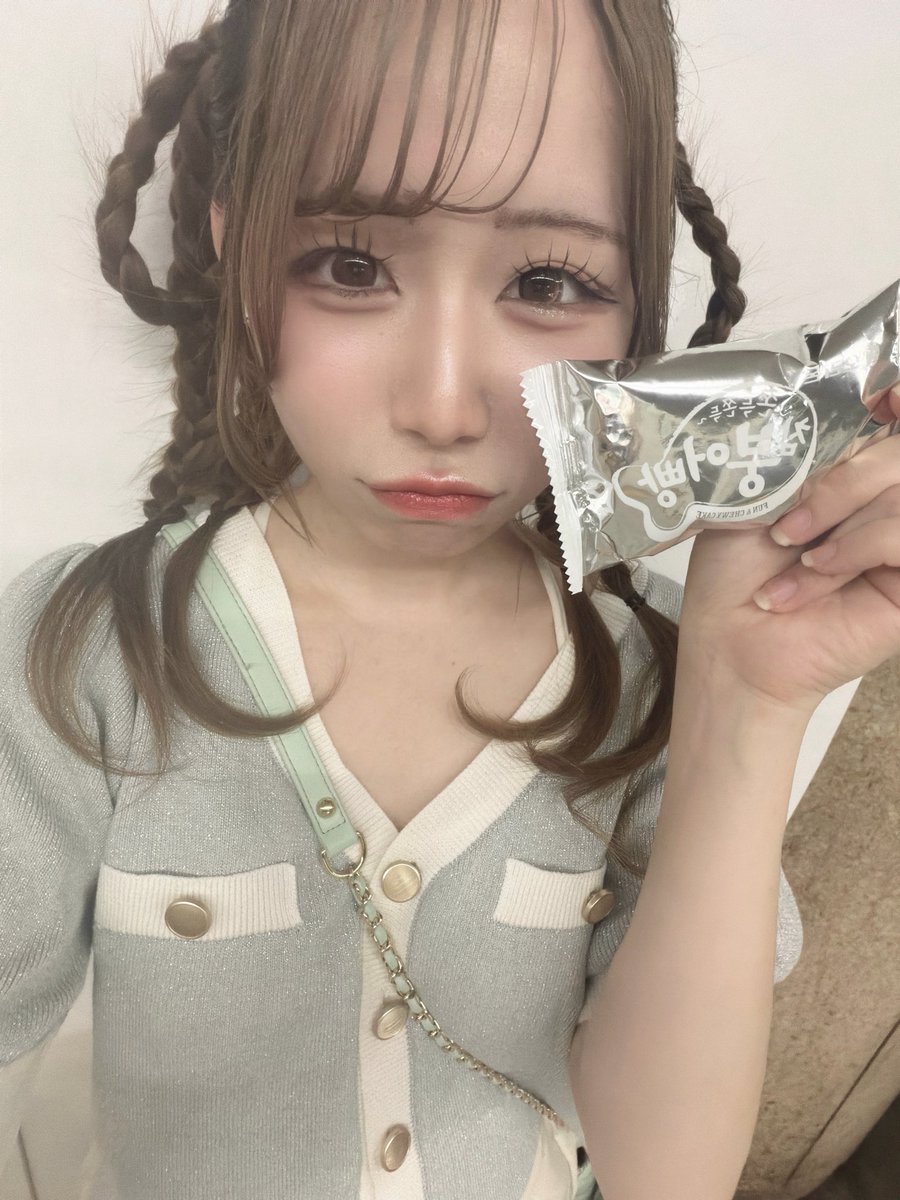 SC_mokq's tweet photo. おきゅおわてます︎︎🎀🐈‍⬛
今日は凄く暑いと思ったら突然の大雨になったりで大変だったけど勇者様とお話できて楽しかったです~(ᐡ ᴗ  ̫ ᴗ ᐡ)🎶
次回は1日15-21でいます> <♡
⬇️今日の夜ご飯は可愛い同期ちゃんから貰ったお土産です🫶🏻︎🫶🏻︎（名前だしていいか分からなかったから隠してる🥲） https://t.co/WXfevz1m3Z