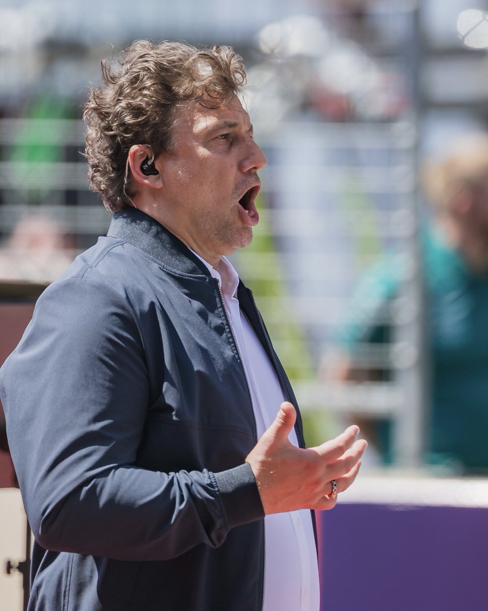 tenorkaufmann's tweet photo. The season is almost over! 

Thinking back to a few weeks ago when I had a great time attending and singing the Austrian national anthem at the Austrian Grand Prix (@redbullracing ). 

📸: Mark Sutton &amp; Joerg Mitter https://t.co/03RMHrfauG