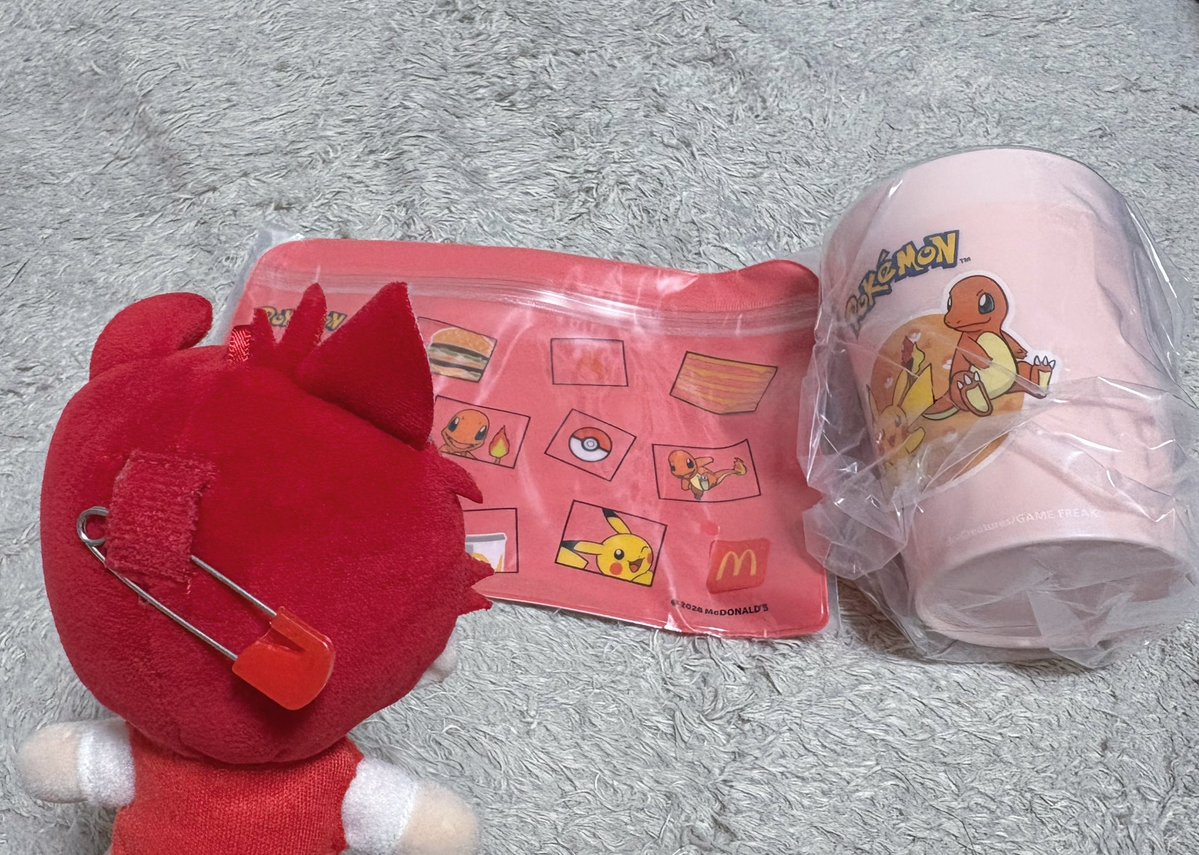 O524_x's tweet photo. マックのサマーチャンスバッグに運良く当選したので今日受け取りに行ってきたんだけど、3種からのやつはヒトカゲでした🔥たまたまだけどやっぱり赤色に引かれるのかな？どの子が当たっても嬉しいけどヒトカゲ嬉しいね💭

莉犬くん、ヒトカゲだよ

ヒトカゲ、莉犬くんだよ https://t.co/pwkjw4U8lr