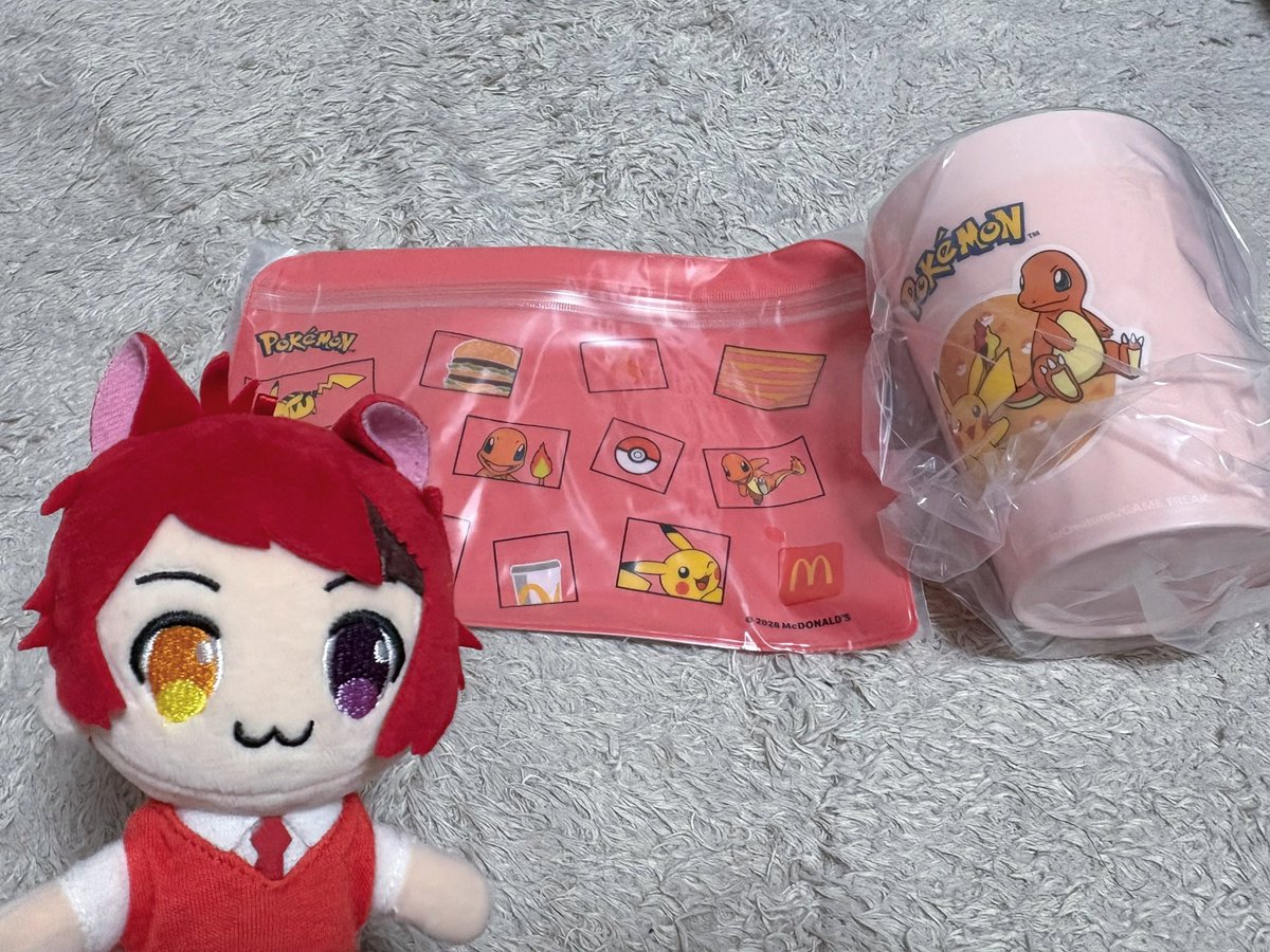 O524_x's tweet photo. マックのサマーチャンスバッグに運良く当選したので今日受け取りに行ってきたんだけど、3種からのやつはヒトカゲでした🔥たまたまだけどやっぱり赤色に引かれるのかな？どの子が当たっても嬉しいけどヒトカゲ嬉しいね💭

莉犬くん、ヒトカゲだよ

ヒトカゲ、莉犬くんだよ https://t.co/pwkjw4U8lr